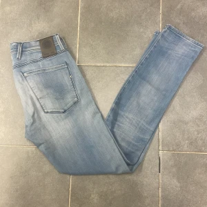 Replay jeans!! - Snygga ljusblå jeansbyxor med en klassisk femficksdesign. De har en rak passform och är perfekta för en avslappnad stil. Byxorna har en dragkedja och knapp framtill skick 9/10
