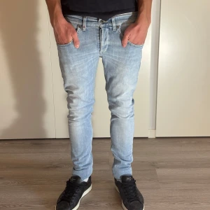 Dondup - Dondups i bra skick, är W29, Hör gärna av dig vid frågor eller funderingar🙌