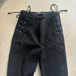 Svarta byxor med snörning - Säljer dessa ass coola byxor med snörning då det inte kommer till användning, aldrig använda 