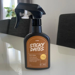 Sticky dates parfym  - Lush parfym 200ml sticky date! Använt cirka 10 sprut så den är som ny! Luktar extremt gott men kommer tyvärr inte till användning mer🙌🏼🙌🏼