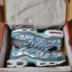 Nike Air Max sneakers i blått och vitt - Snygga Nike Tn sneakers med ett unikt blått och vitt mönster. Skorna har en synlig Tn-dämpning i sulan. Perfekt inför sommaren 