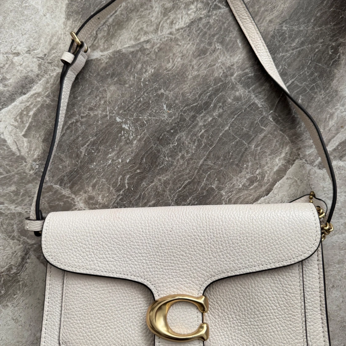 Beige axelväska med gulddetaljer - 1