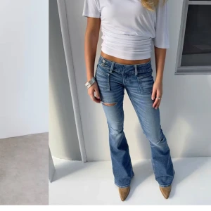 Blå jeans från Gina Young  - Säljer de populära blå jeansen från Gina Young i strl M, aldrig använda 💕passar mig som vanligtvis har strl 36 i jeans!