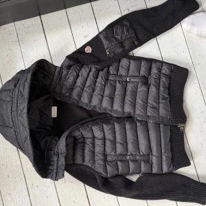 Moncler cardigan  - Säljer en svart cardigan från moncler skick 9/10 inga skador eller något storlek S 
