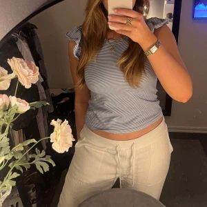Blå- och vitrandig topp med volang  - Säljer en söt blå- och vitrandig topp med volang. Superfin och perfekt till sommaren!💌passar XS-S storleksmässigt 