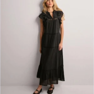 Neo noir svart långklänning  - Perfekt svart långklänning till sommaren.  Klänning från Neo Noir, nypris: 899kr. Aldrig använd, endast testad. Bara att kontakta vid fler frågor!🤍