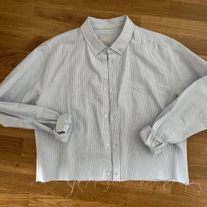 Boxy skjorta - Boxy / croppad skjorta, aldrig använd! Jag har klippt av den längst ner för en kortare passform så den fransar endel som man kan se på bilderna :)