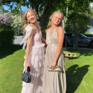 Champagnefärgad långklänning - Elegant champagnefärgad långklänning med halterneck och öppen rygg. Säljer för att jag inte lämnade tillbaka innan retur datumet💕 Vill få den såld så fort så pris kan diskuteras vid snabb affär🌷Prislapp finns kvar och aldrig använd