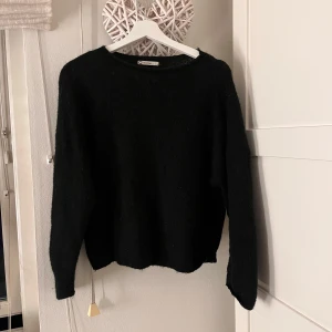 Svart stickad tröja från Cubus - Mysig svart stickad tröja från Cubus i alpackablandning. Lite nopprig men inget som syns så tydligt!