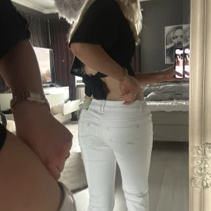 Vita jeansbyxor - Jättefina vita jeans, som tyvärr är lite stora i midjan för mig🥲köpte på Plick tidigare, men tyvärr inte fått någon användning av de