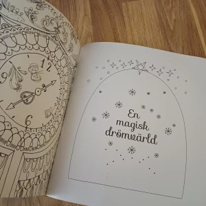 Målarbok - En magisk drömvärld - Utforska din kreativitet med denna målarbok fylld med detaljerade mönster och magiska motiv. Perfekt för avkoppling och att låta fantasin flöda. Boken innehåller både färglagda och ofärglagda sidor. 