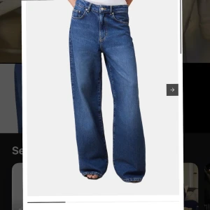 Blå jeans från Jeanerica modellen Belem - Jeans från jeanerica. Använd typ en sommar. Dom är lite skrynkliga på bilderna pga legat i en påse.  Modellen BW017 Belem I färgen Vintage 62. Storlek W29 L34. Sista bilden är från Åhléns hemsida. Nypris 2000kr. 