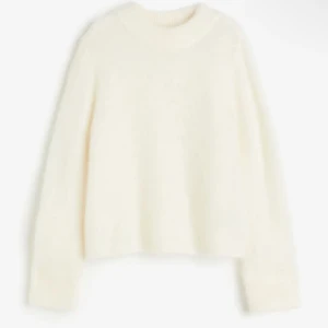 Mohair tröja  - Jättefin tröja i mohair! Storlek L men skulle säga att den sitter som S/M, slutsåld på hemsidan och nypris är 700kr. BUD ÄR BINDANDE! ⚠️