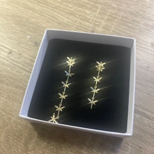 Guldörhängen Ioaku - Jättefina guldiga örhängen från Ioaku.💖Det ena örhänget är lite längre än det andra. 💕💖När jag tittade på Ioakus hemsida kunde jag inte hitta dessa så de säljs inte längre. 💖Säljer då de inte kommer till användning längre. Nypris 599kr.💖💖💕💕