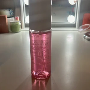 Rosa body mist   -  Fräsch body mist luktar sommar tycker jag väldigt tunn väldigt så här som man kan ha den varenda dag Färga inte av på kläderna har väldigt fint sprut. Många människor gillar body miste. den luktar som sol de jarnero 48 På riktigt 