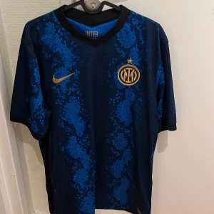 Barella tröja - Fotbollströja köpt i Milano