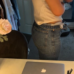 Blå jeans med hög midja - Snygga blå jeans med hög midja. Supersnyggga och passar storlek 40💌sparsamt använda och är i fint sick!