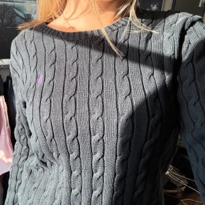Mörkblå stickad tröja - Jättefin mörkblå stickad tröja från Polo Ralph Lauren. Tröjan är i L men passar bättre som M. Pris kan diskuteras💕