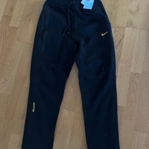 Nocta Byxor  - Säljer dessa helt nya nike nocta byxorna i storlek M. Passar någon som är runt 172-180 beror på hur man vill att den sitter.  Tags är fortfarande på. 