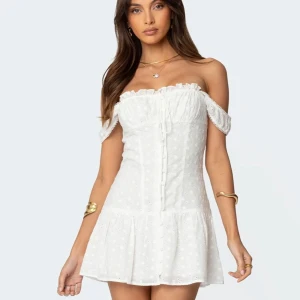 Sommarklänning  - Oanvänd sommarklänning 💕perfekt till studenten eller midsommar 💕 prislapp finns fortfarande kvar, från Edikted (orgianlpris 1350kr) pris kan diskuteras 😻passar mig bra ja bär S/M