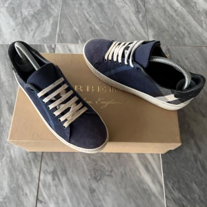 Burberry skor - Burburry skor  -  Skick: Perfekt, använda fåtal gånger -  Storlek: 38, passar även 38,5  -  Nypris: 5000kr  -  Ingår: Endast skorna -  Hör av dig vid minsta fråga🙌📩