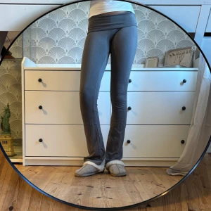 Ljusgrå yoga pants - Grå low waist yoga pants från Nelly💗