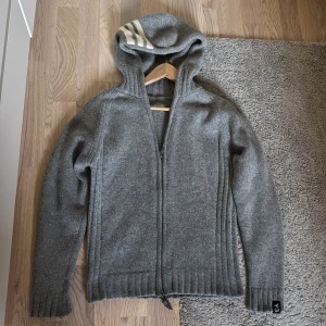 100% merinoull cardigan - En riktigt fet grå stickad cardigan i 100% merinoull. Hör av er vid minsta lilla fråga eller intresse