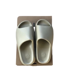 2 stycken helt nya Yeezy Slides – Oanvända, med originalkartong -  Säljer ett par helt nya, oanvända Yeezy Slides. Storlek 42 samt 43. Skorna är i absolut nyskick och har aldrig burits – endast tagna ur lådan för fotografering. Originalförpackning (lådan) medföljer. 