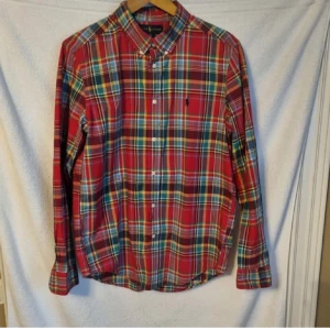 Skjorta - Ralph Lauren skjorta i storlek xl barnstorlek, uppskattar till 164-170. Fint skick, sparsamt använd.