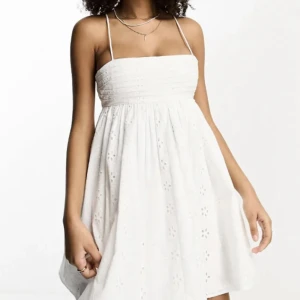 Vit klänning - Jättesöt vit klänning från asos! Den är i storlek 32 men passar S också!💞 