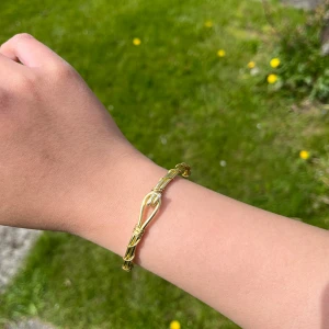 Armband - 🌸Går att böja ut eller in för att få din perfekta passform 🌺 🌸Finns både i silver och guld✨  Gör även customs!! Skicka in bild eller din idé så kan vi nog säkert lösa det 🥰