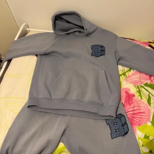 Blå/Ljusblå Dress från MAN - Riktigt skön dress, fin också, väldigt clean och minimal