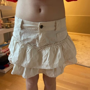 Jeanskjol bershka - jättsöt volang jeanskjol! Knappen sitter löst och därav priset men det är lätt att fixa med antigen limm eller sy!