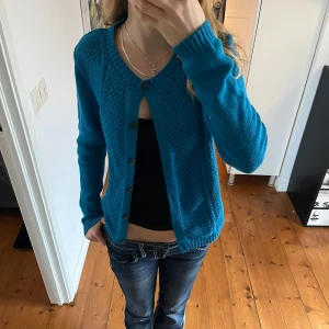 Blå stickad kofta från Esprit - Säljer en blå stickad kofta från Esprit med knappar framtill. Är större men passar bra som S eller M
