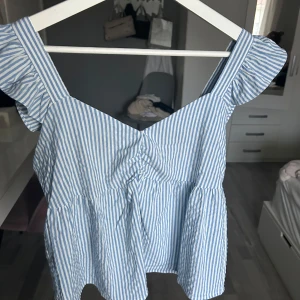 Blåvit randig blus - Säljer denna jätte snygga blåvit randiga sommartoppen💞 Perfekt till sommaren