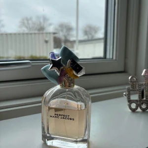Perfect parfym från Marc Jacobs - Säljer en flaska Perfect från Marc Jacobs. . 100ml men en del har används finns fortfarande mycket i. 350kr 