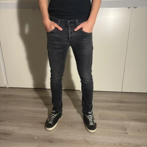 Dondup George - Säljer dessa fräscha Dondup George. De är i mycket bra skick. Hör av dig vid funderingar!