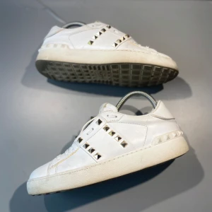 Valentino skor - Hej! Säljer nu mina skor från märket Valentino, storlek 36.5 bra skick, givetvis äkta. Tveka inte på att höra av dig om du har frågor eller funderingar kring skorna! 