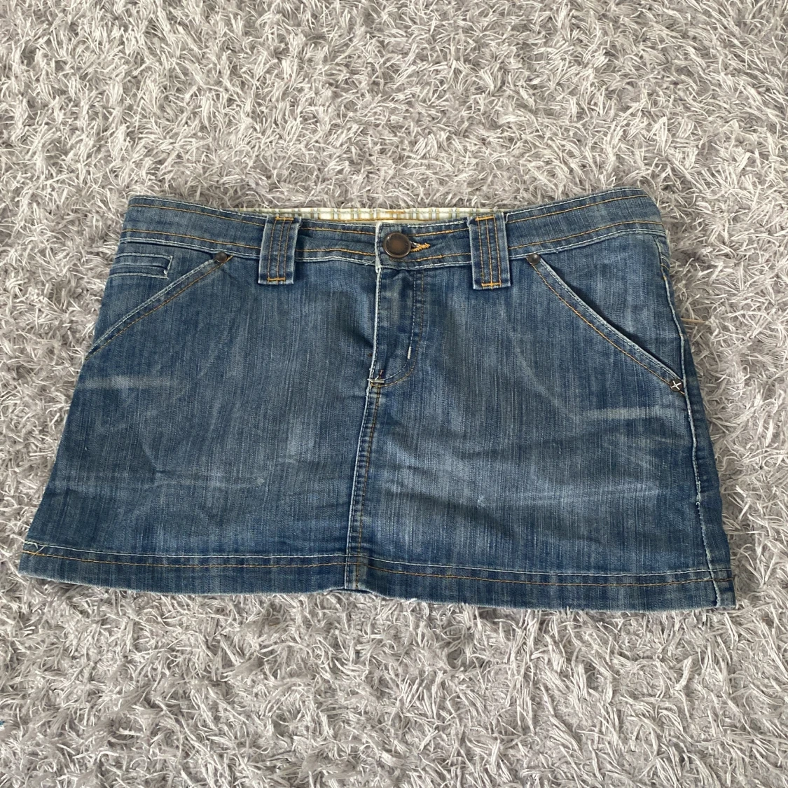 Jeanskjol med broderade bakfickor - 1