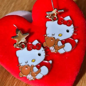 Söta örhängen med Hello Kitty! - Söta örhängen med Hello Kitty-motiv. Mått: 2 x 3 cm. Nya! 