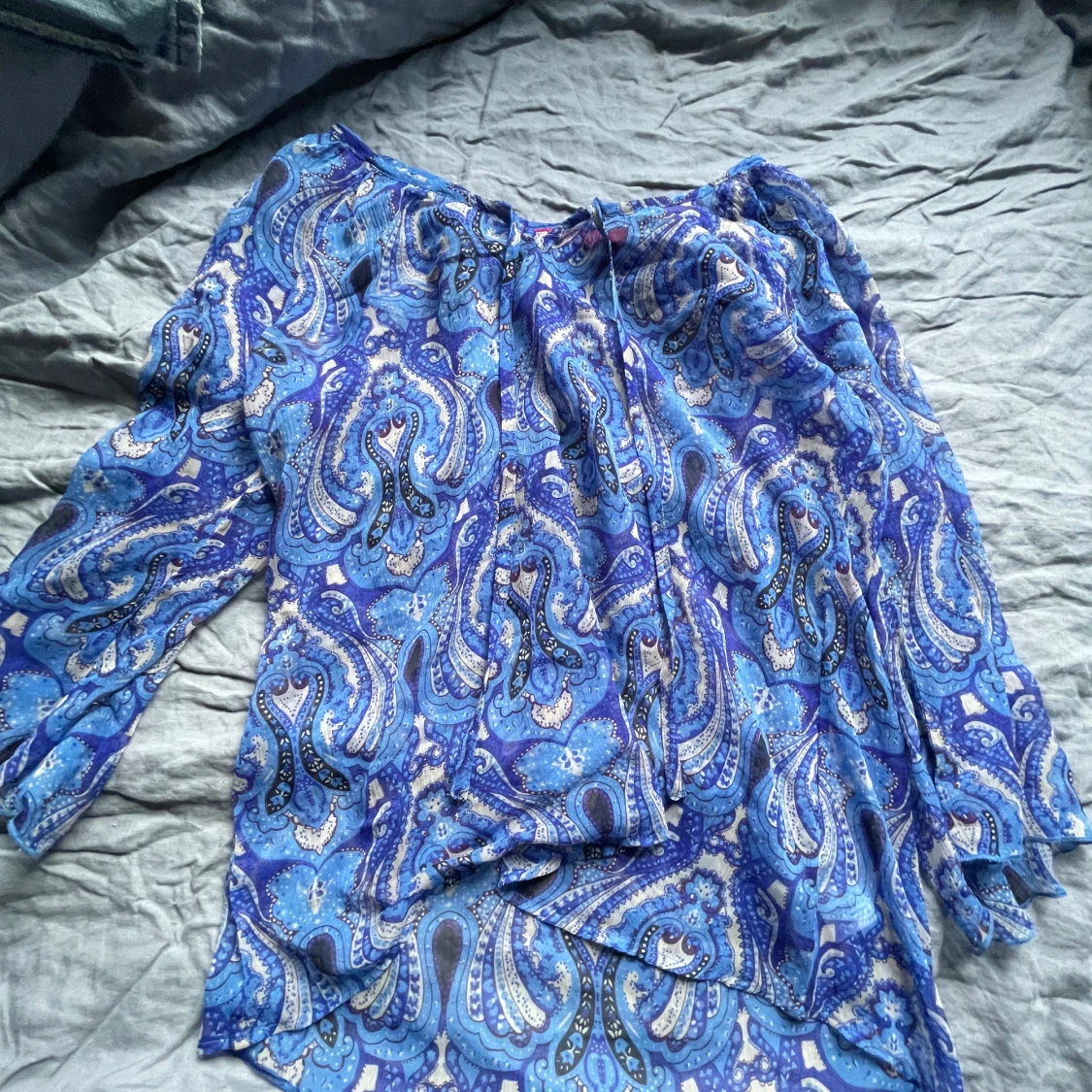 Blå blus med mönster