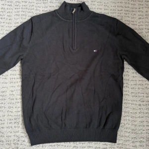 Tommy Hilfiger quarter zip  - Väldigt sparsamt använd, säljs pga blivit för liten. Pris kan diskuteras vid snabb affär 