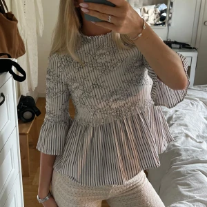 Randig blus/topp Zara - Säljer denna söta unika topp från Zara, älskar verkligen denna men den har tyvärr blivit för liten! Den är randig med spetsdetaljer😍😍