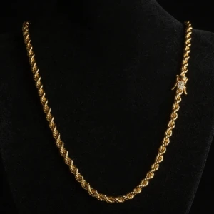 Guldpläterad halsband från Kejsar - Säljer ett snyggt guldpläterad halsband från Kejsar med tvinnad kedja. Kommer i original ask med logga. Perfekt för dig som vill ha en stilren och trendig accessoar som sticker ut eller att ge bort som present till någon. Produkten tål vatten. Köptes för 2100kr men säljs då jag ej kunde göra en retur på den.