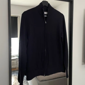 Full zip these glory days - Full zip från These glory days || 8/10 skick || köpt för 1000 || hör av dig vid övriga frågor;)