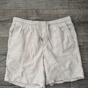 Beigea linneshorts - Linneshorts från Jack & Jones i storlek S. Mycket bra skick.