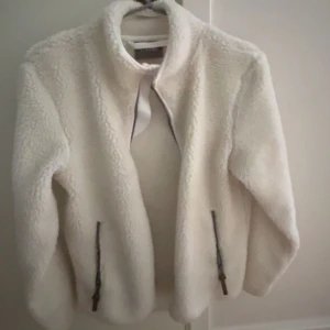 Vit teddybjörn jacka - Jätte söt jacka som aldrig är använd så den är i helt nytt skick!