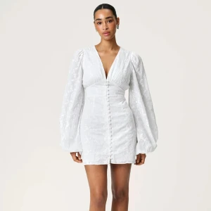 Adoore klänning - Superfin vit kortklänning med v-ringning och långa puffärmar från Adoore! Perfekt till student och midsommar🤍Nypris 1495kr