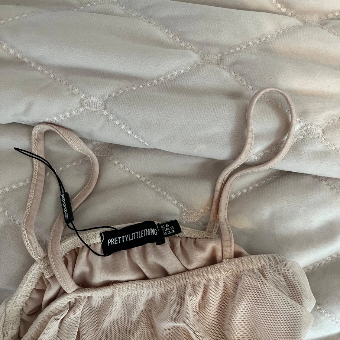 Ljusrosa/beige tklänning från PrettyLittleThing - 1