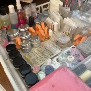 Nagelkit med dekorationer och tillbehör från nagelgiganten - Stort nagelkit med flera burkar glitter, nageldekorationer, nagelstickers, penslar, lösnaglar och små burkar med färgpulver. Innehåller även nagellim, nagelolja och olika verktyg för nageldesign. Perfekt för dig som älskar att fixa naglarna hemma. 80% är oöpnat